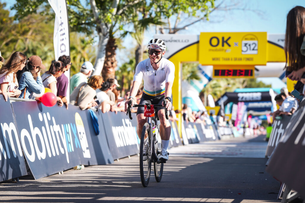 Mallorca 312 – projekt, który zaczyna się na długo przed linią startu. 312 kilometrów. Około 5000 metrów przewyższenia. Ponad 10 godzin ciągłej walki w siodle. Dla jednych przygoda życia, dla innych czysta walka o wynik. Dla mnie? Ostateczny test konsekwencji, logistyki i… zarządzania własną głową. Wiele osób myśli, że kluczem do takiego dystansu są heroiczne treningi i „magiczne” waty w nodze. Rzeczywistość jest o wiele bardziej pragmatyczna. W Mallorca 312 wygrywa ten, kto popełni najmniej błędów przed startem.